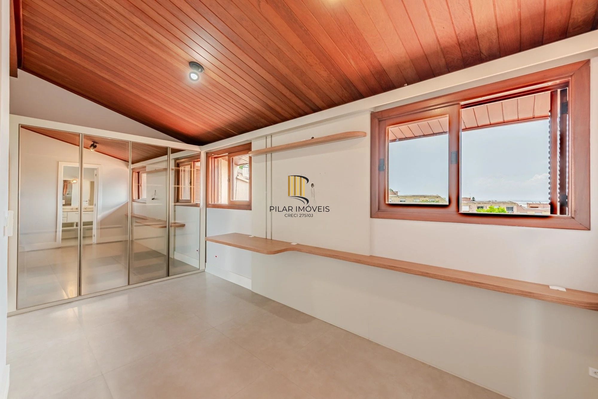 Casa em condomínio com 3 dormitórios, suíte e 3 vagas.