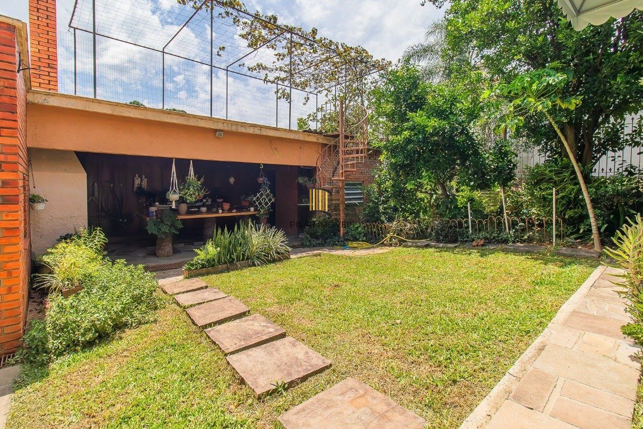Casa ampla com pátio, edícula e terraço – Vila Ipiranga, Porto Alegre