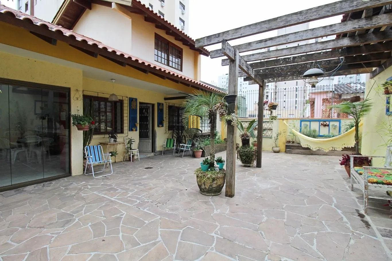 Casa térrea com edícula e salão de festas próximo ao Iguatemi