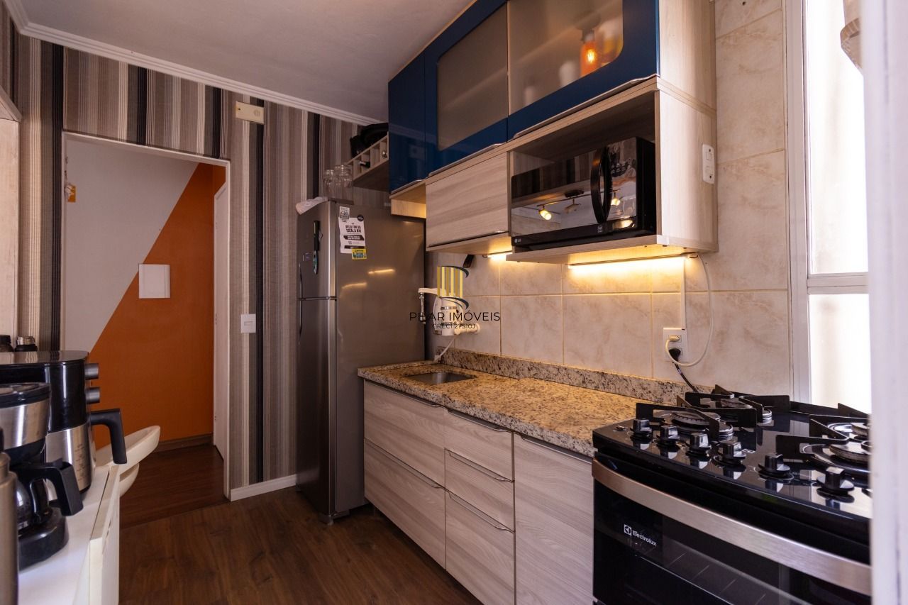 Apartamento de 2 dormitórios, transformado em 1, totalmente reformado.