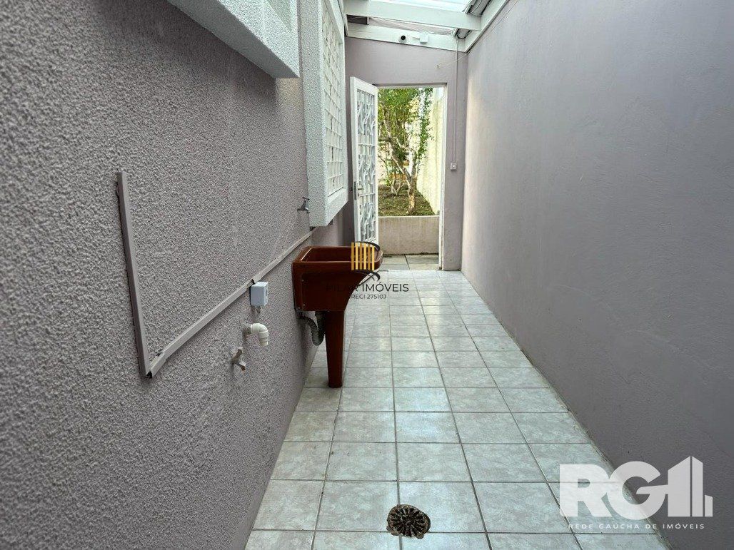 Casa reformada com pátio e espaço gourmet em frente à praça