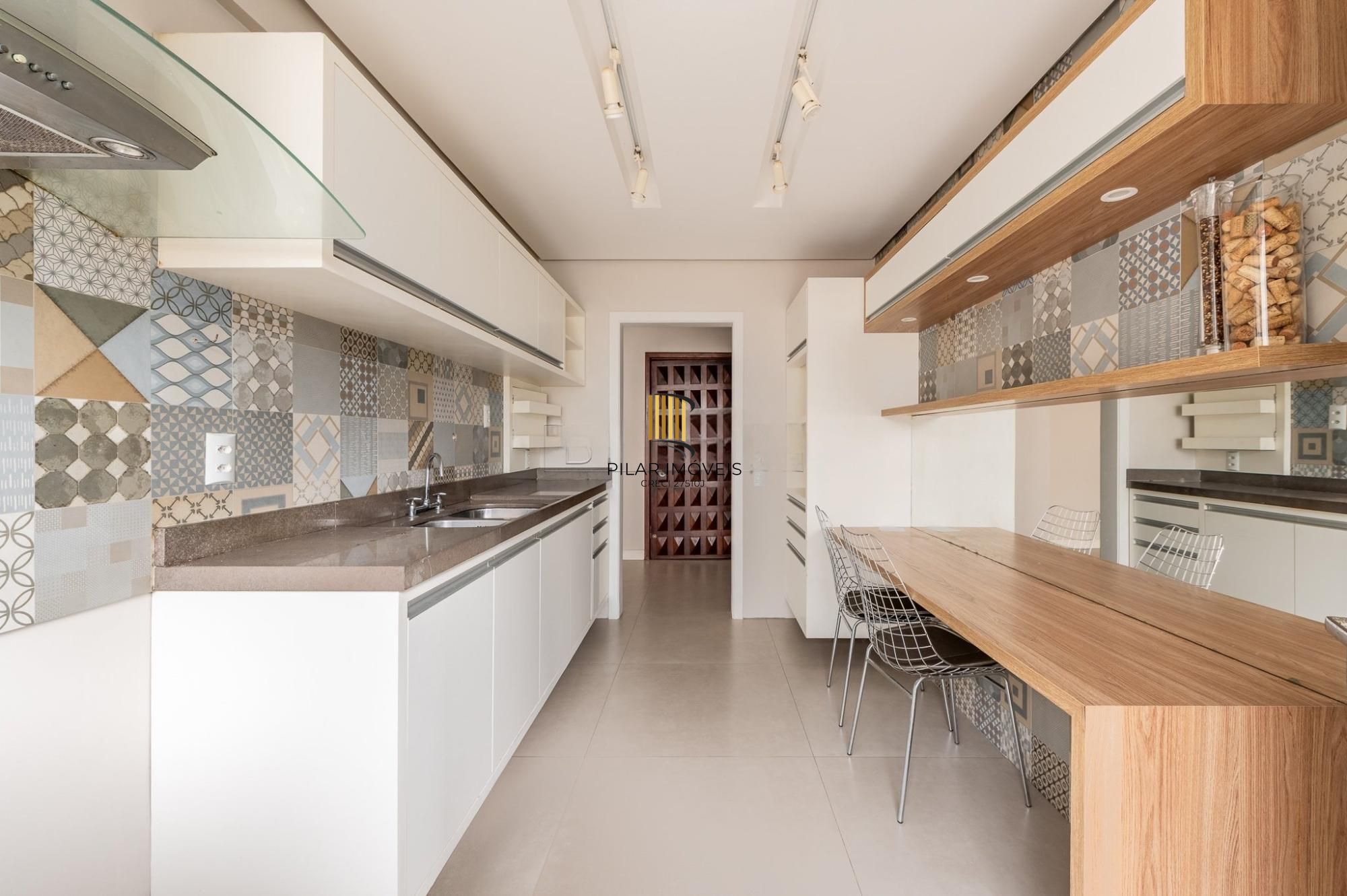 Apartamento 3 dormitórios, suíte, amplo living e vaga coberta.