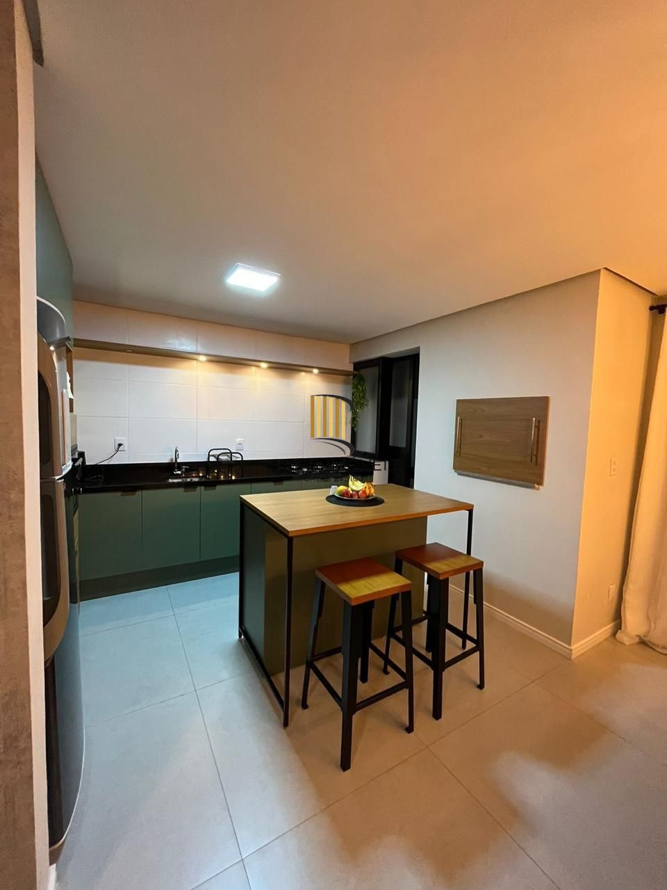 Casa em condomínio com 3 dormitórios, suíte e 2 vagas.