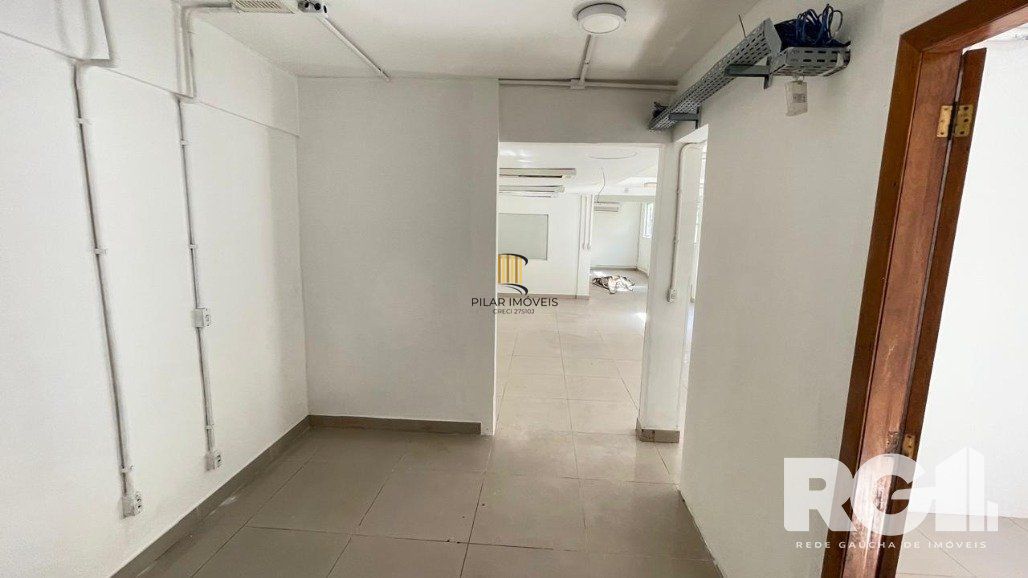 Prédio comercial reformado com auditório e 30 salas equipadas