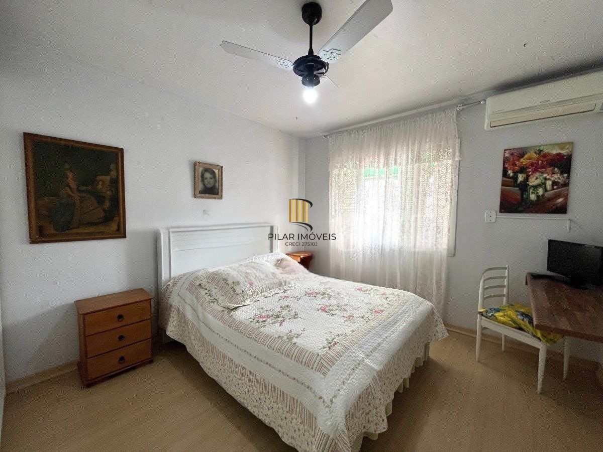 Casa com 3 dormitórios, suíte, 3 vagas de garagem.