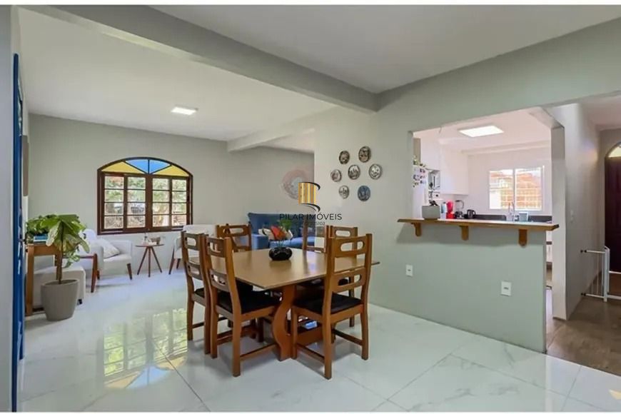 Casa térrea com 4 dormitórios, suíte e 2 vagas.