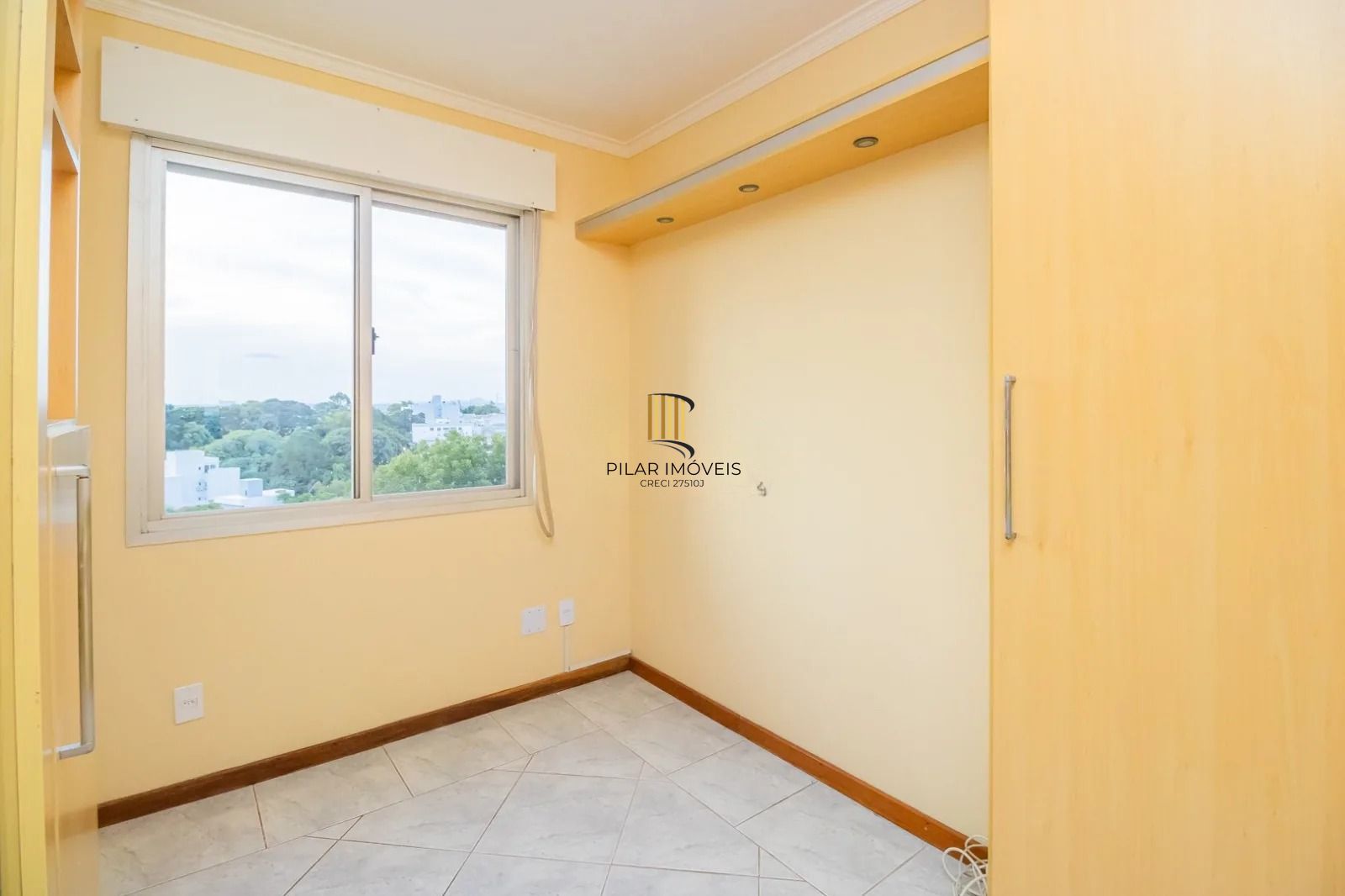 Cobertura com 3 dormitórios, suíte e 2 vagas.