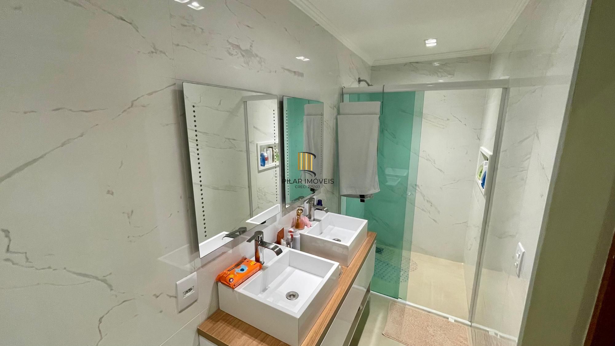 Casa térrea 100% mobiliada com 3 dormitórios, suíte, piscina e 3 vagas.