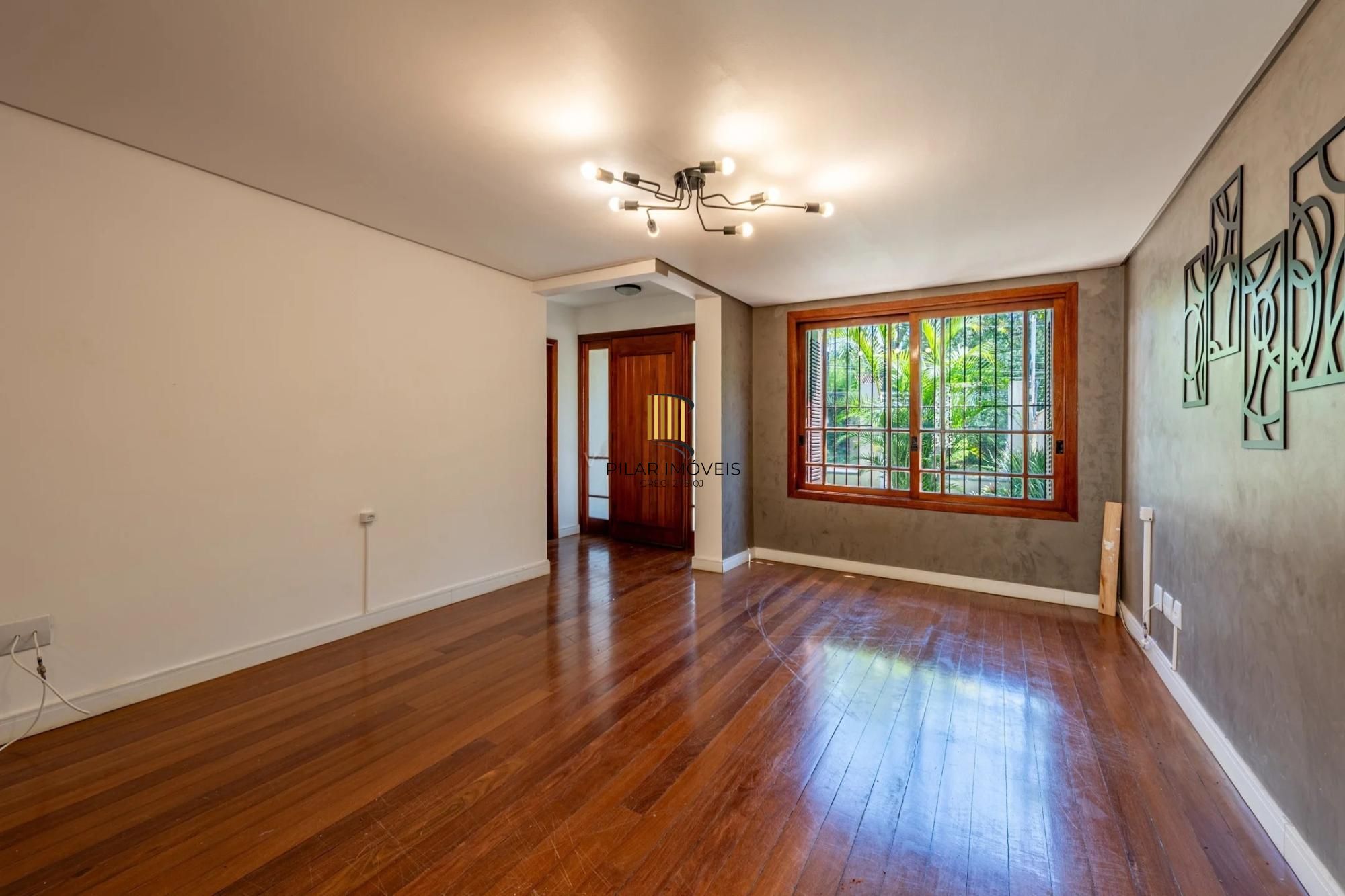 Casa em condomínio com 3 dormitórios, suíte e 2 vagas.