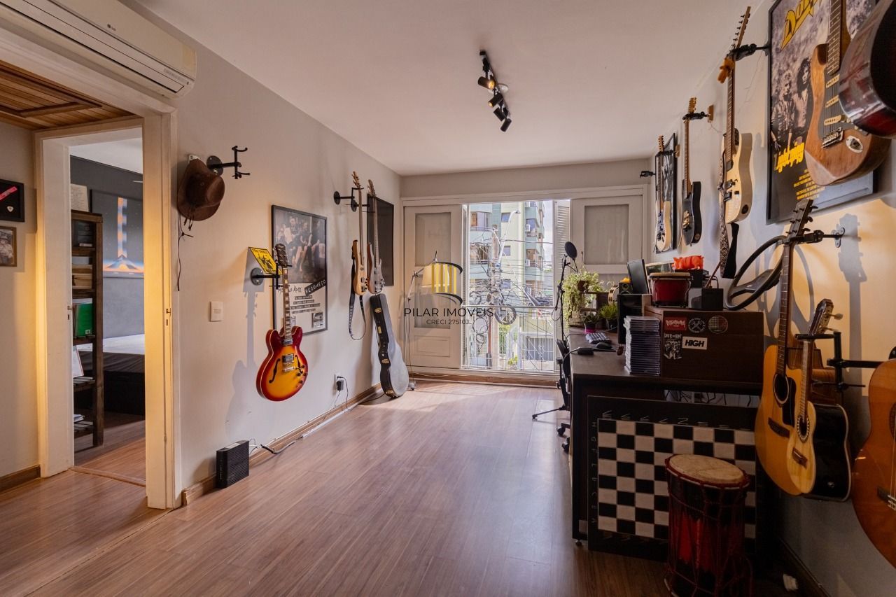 Apartamento de 2 dormitórios, transformado em 1, totalmente reformado.