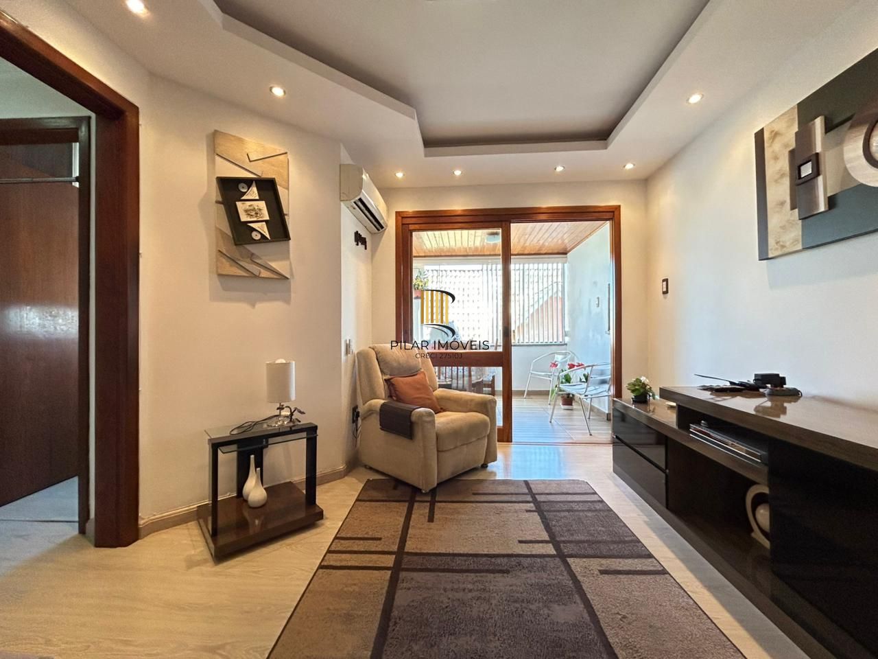 Apartamento de 2 dormitórios, suíte, sacada com churrasqueira e vaga coberta.