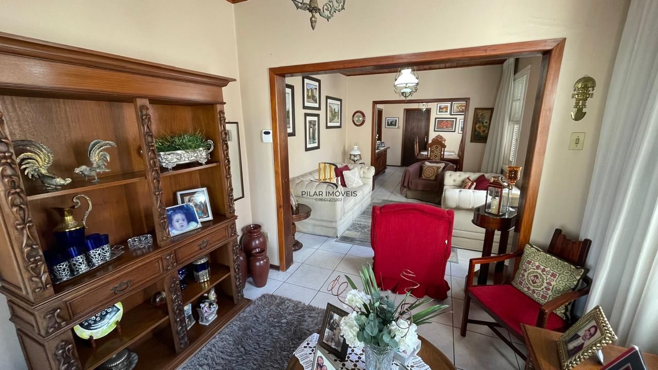 Casa com pátio com 3 dormitórios, 2 banheiros e 4 vagas.