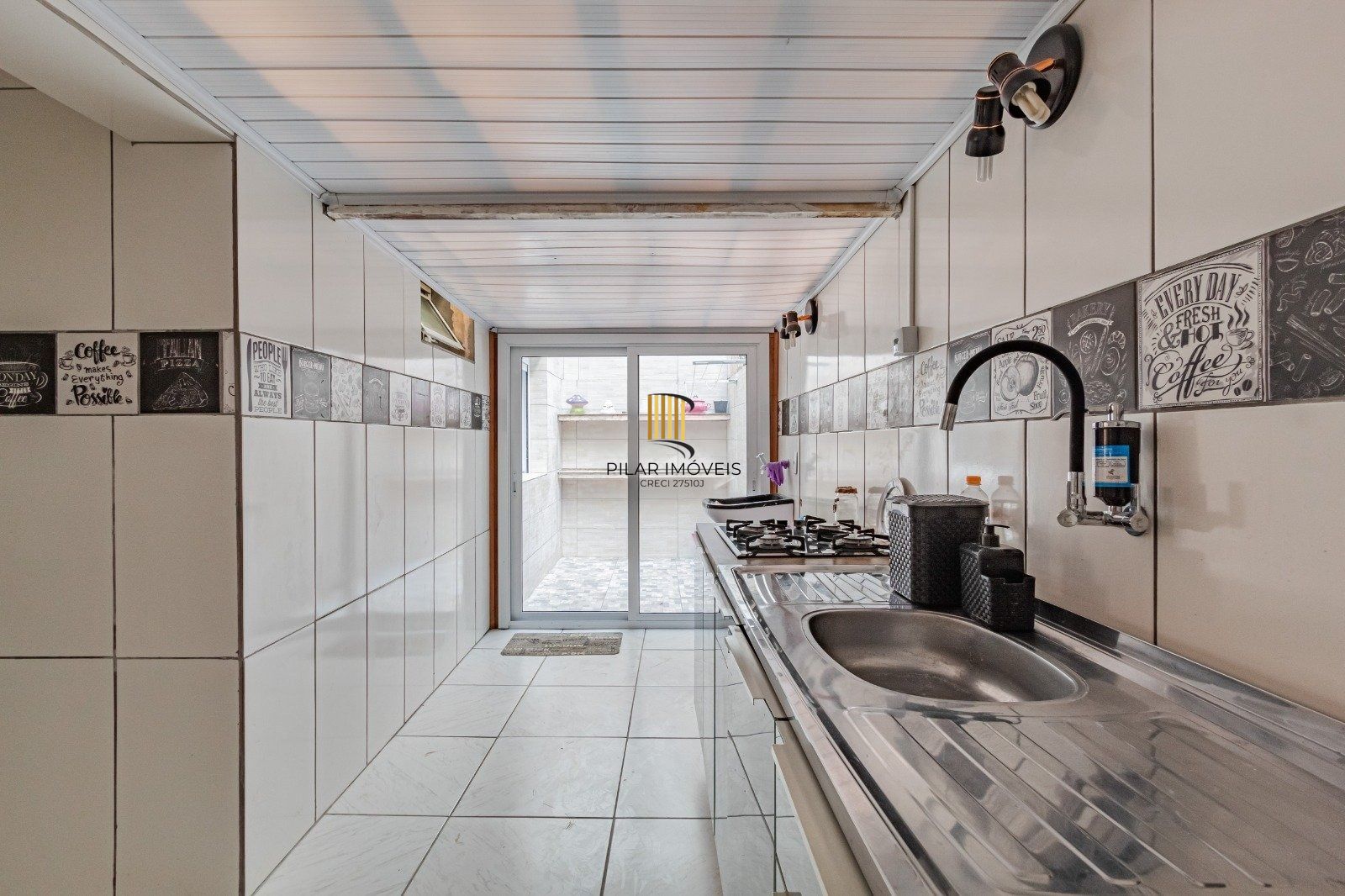 Térreo com pátio Semimobiliado, 2 Dormitórios, Próximo ao Praia de Belas