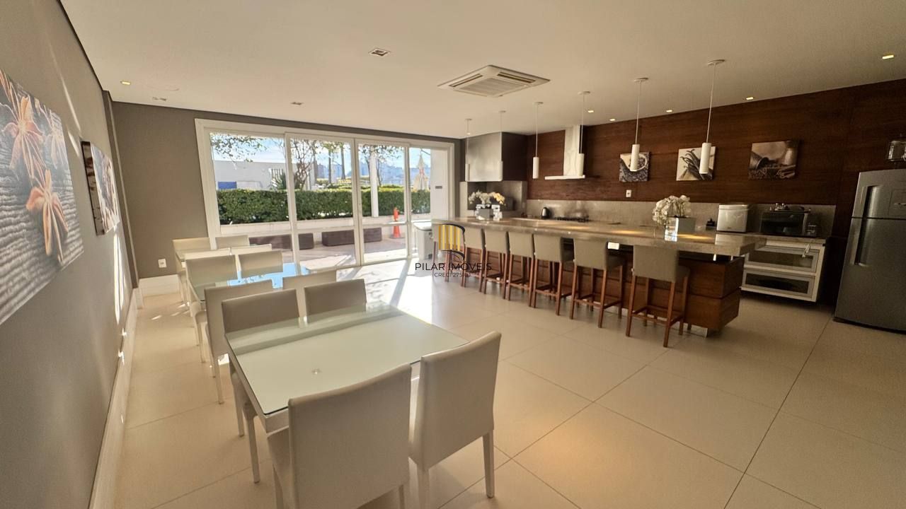 Amplo apartamento com 3 suítes, lavabo, lareira e 2 vagas individuais.