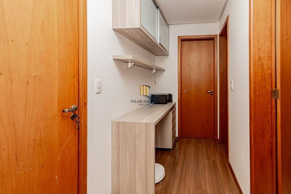 Apartamento com 3 dormitórios (sendo 1 suíte), 2 banheiros, lareira, churrasqueira e 2 vagas de garagem.