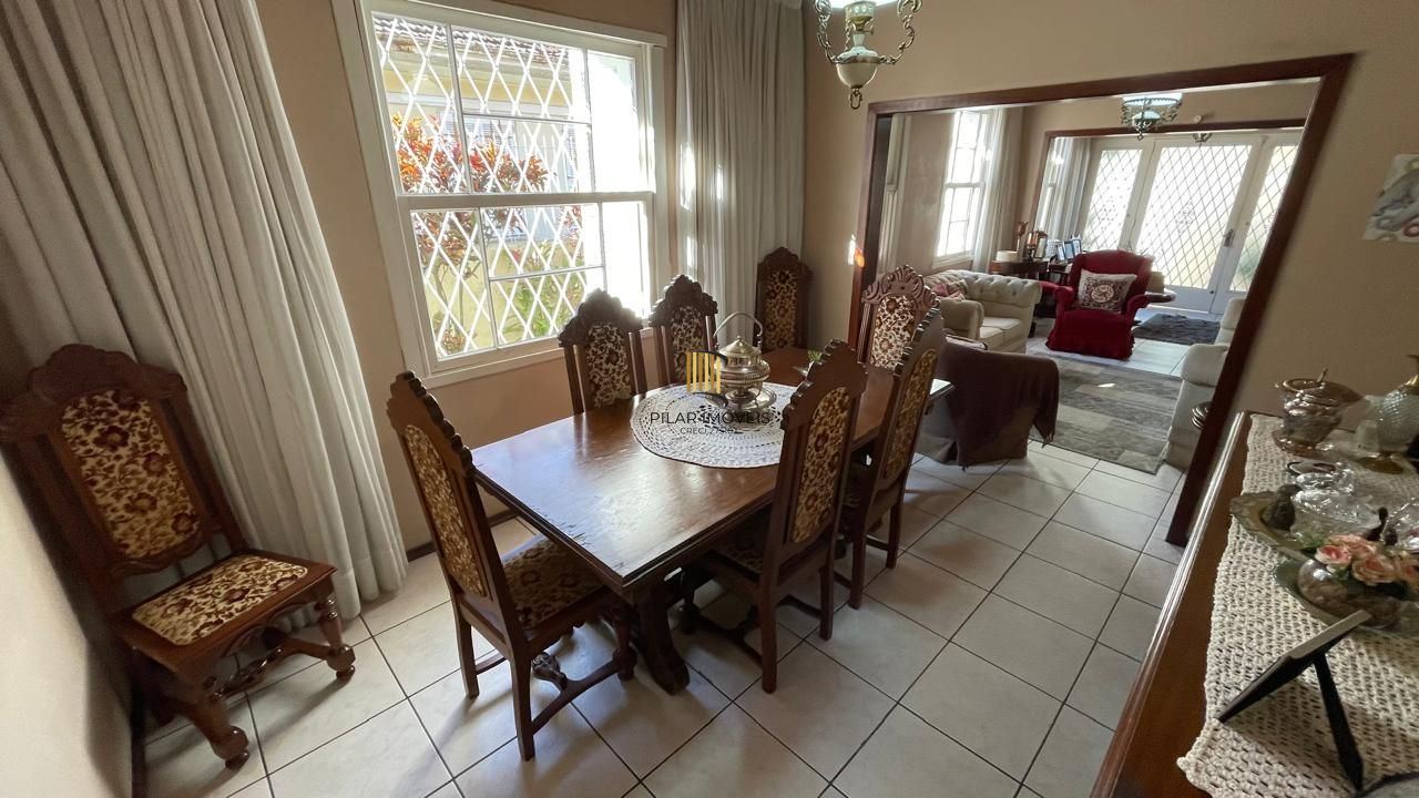 Casa com pátio com 3 dormitórios, 2 banheiros e 4 vagas.