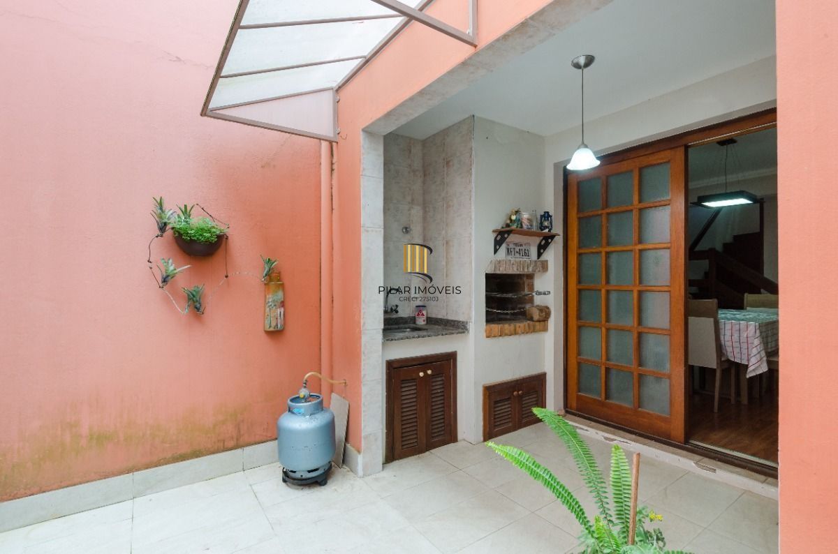 Casa em condomínio de 3 dormitórios sendo 1 suíte e 2 vagas de garagem no bairro Pedra Redonda, Zona Sul de Porto Alegre, RS.