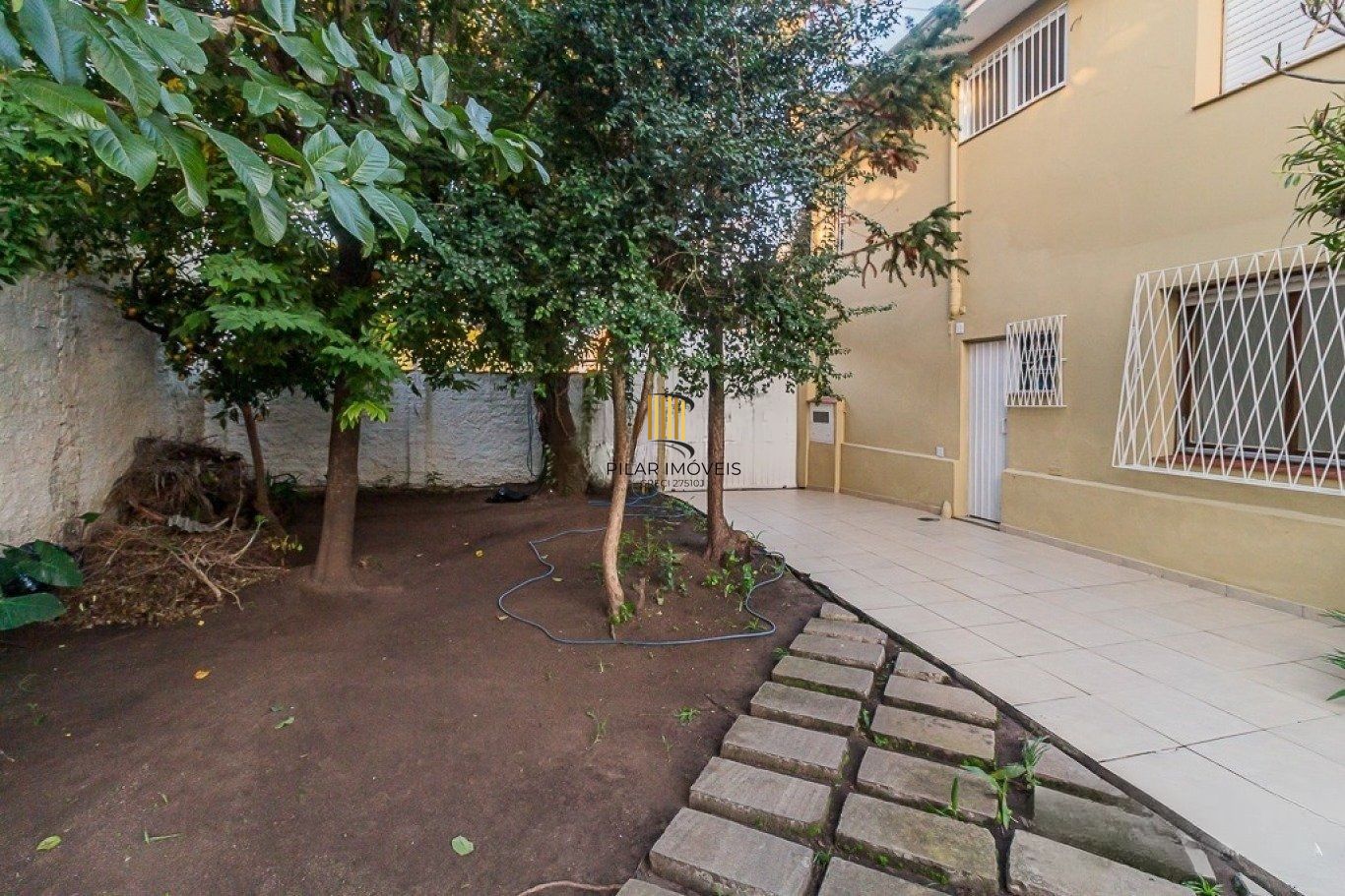 Casa térrea com 3 dormitórios, suíte e 2 vagas,