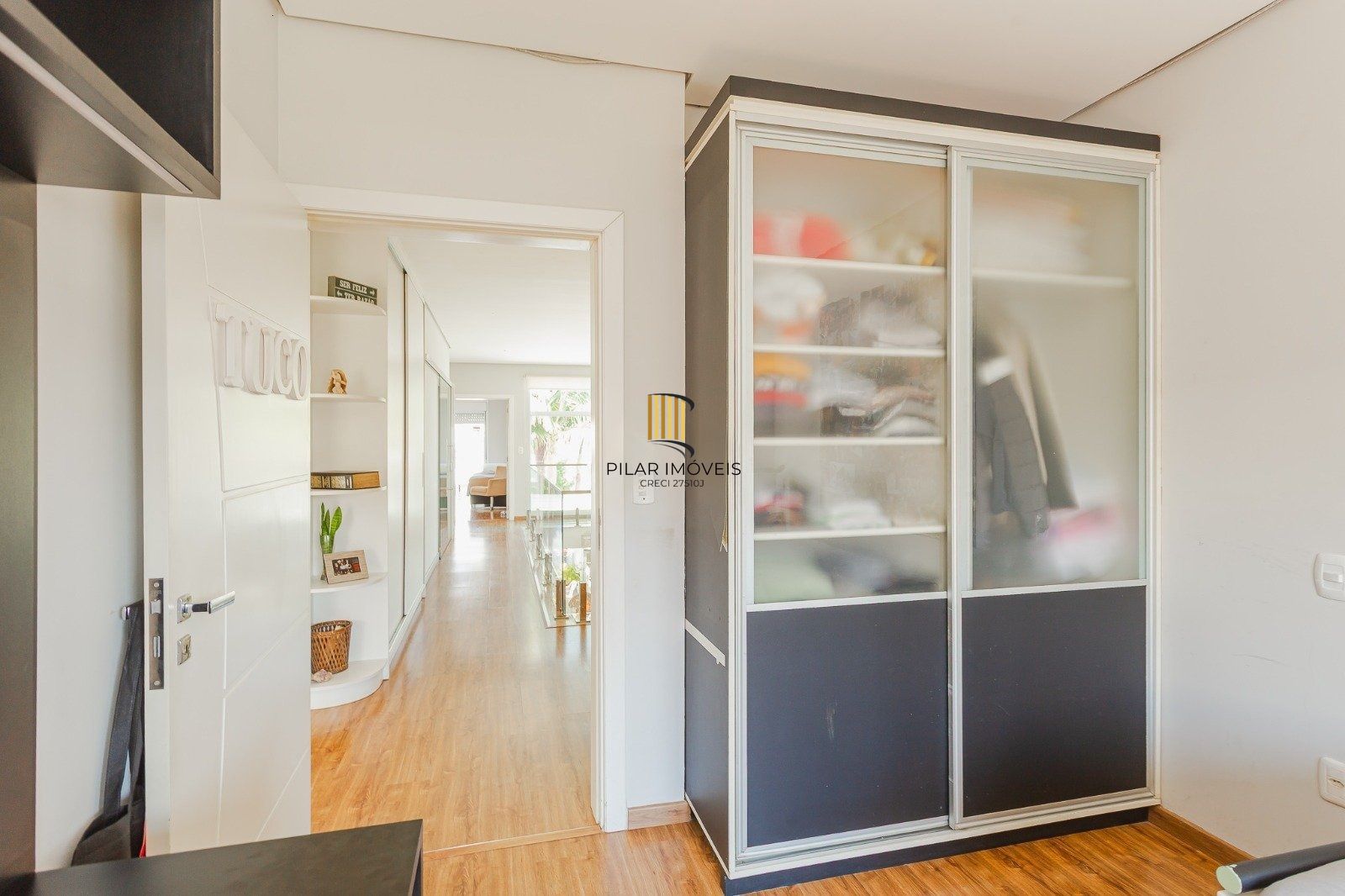 Casa de alto padrão com elevador e piscina acessível em condomínio no Passo das Pedras