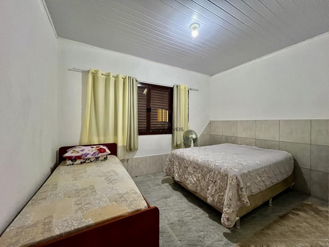 Casa ampla com pátio e 5 dormitórios,  localizada no Centro de Imbé, a 200 metros do Mar.