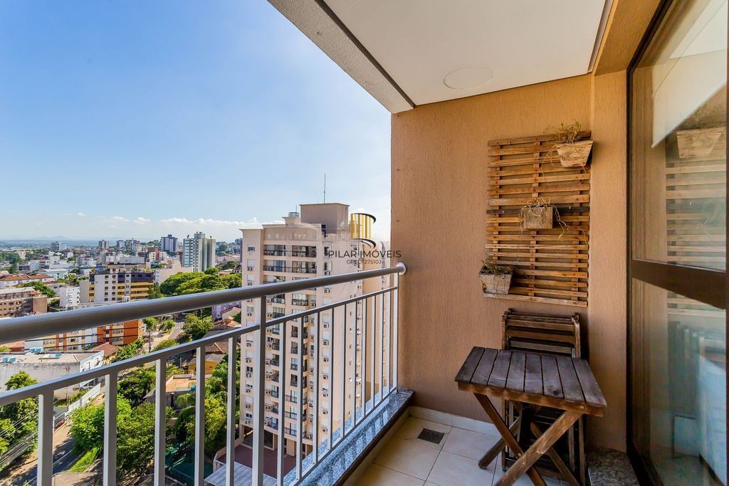 Apartamento mobiliado com lareira, suíte e sacada com vista definida