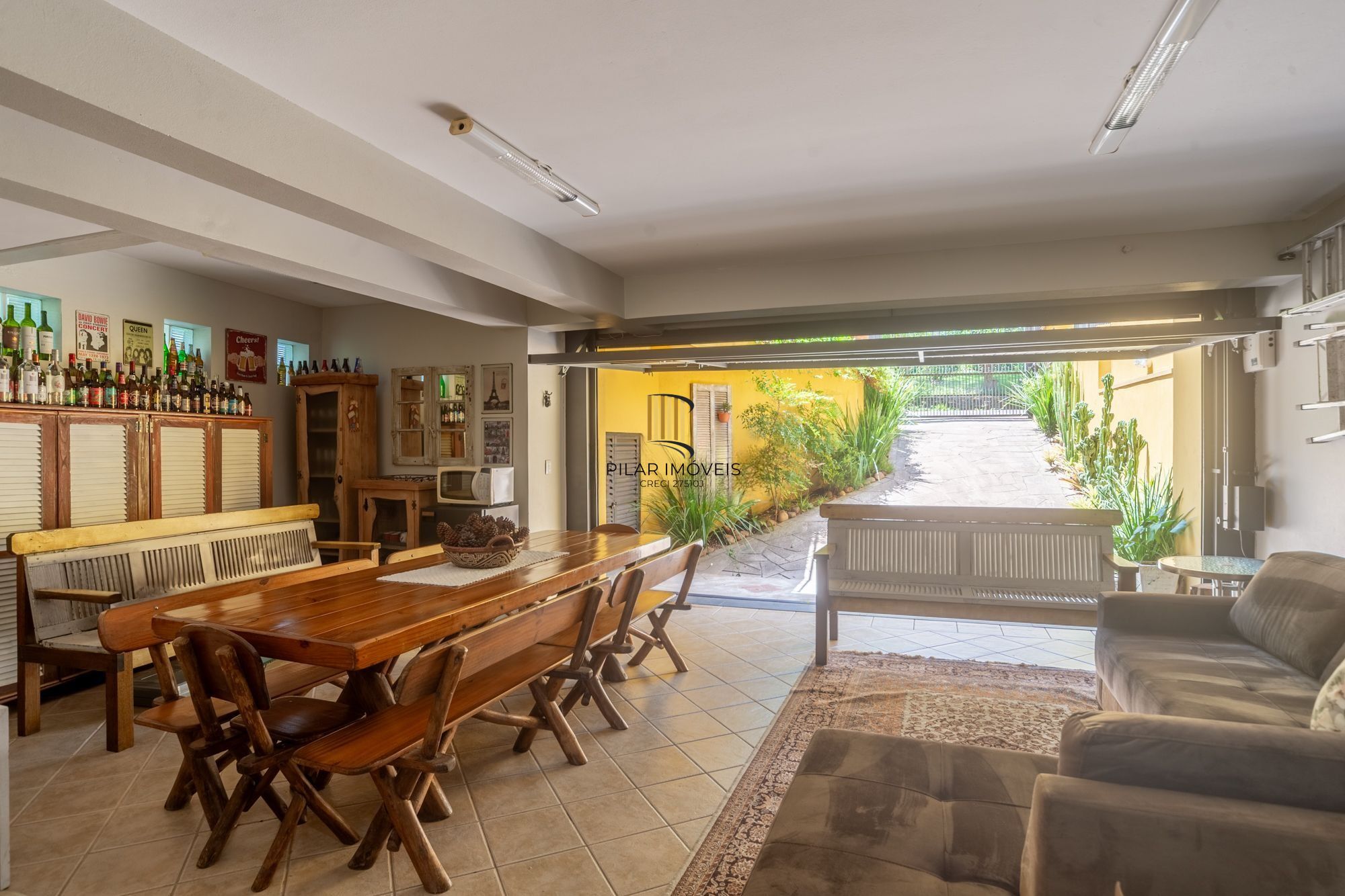 Casa térrea com 4 dormitórios, 2 suítes e 3 vagas.