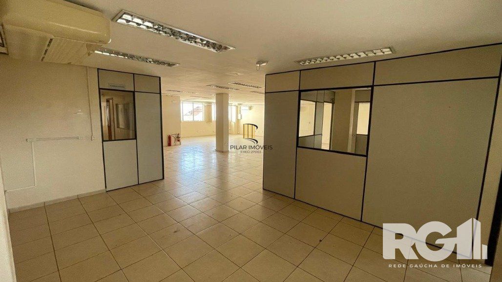 Prédio comercial reformado com auditório e 30 salas equipadas