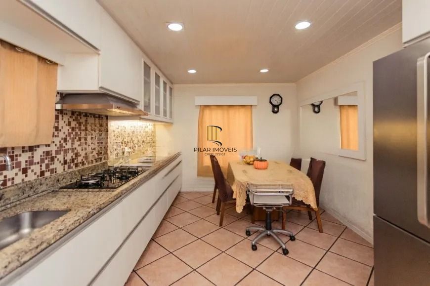 Casa térrea  com 200m² privativos, 3 quartos, Rua Sylvio Sanson - Sarandi