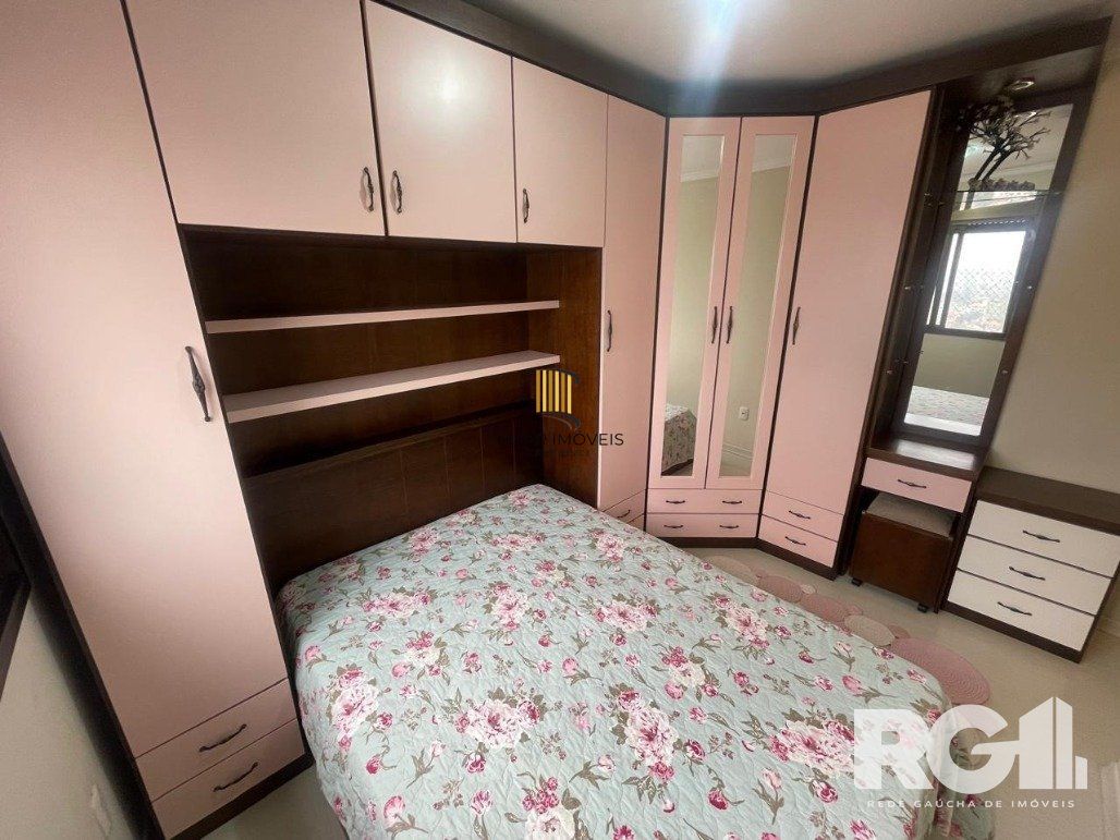 Apartamento com 3 dormitórios, 1 suíte, lavabo, 2 vagas cobertas, semimobiliado, churrasqueira e lareira.