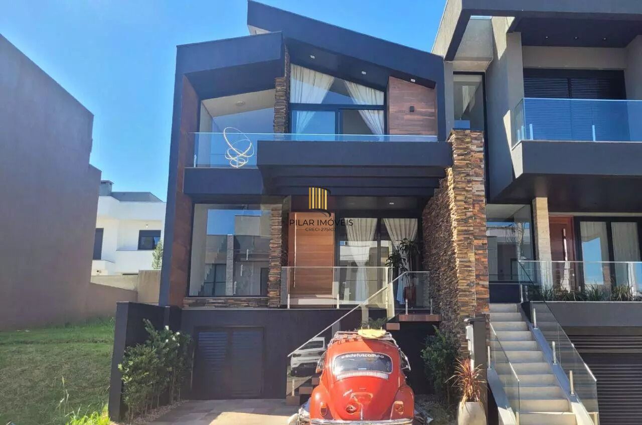 Casa em condomínio com 3 dormitórios, suíte e 2 vagas.