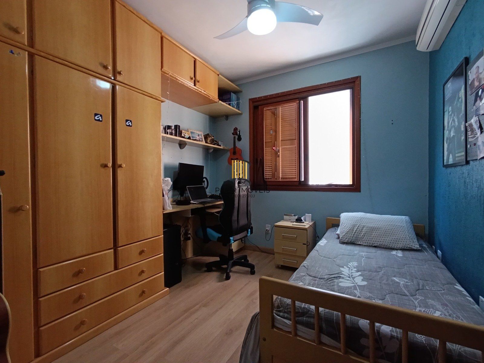 Apartamento de 2 dormitórios com suíte, sacada e churrasqueira.