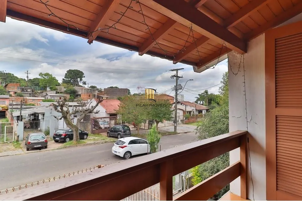 Casa térrea com 2 dormitórios, lavabo, espaço gourmet e 2 vagas.