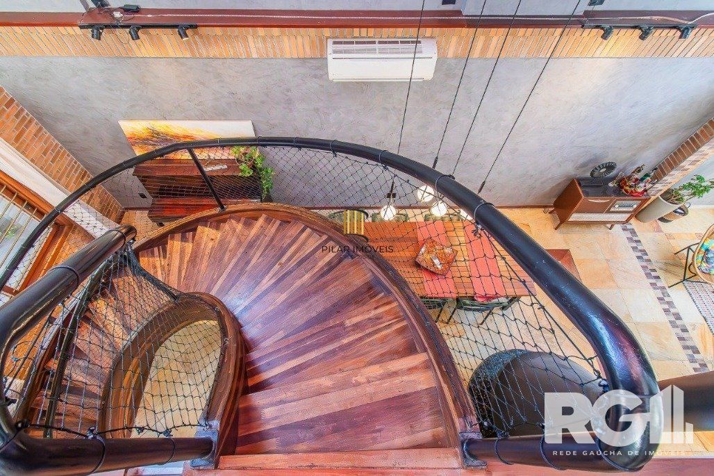 Casa espaçosa com 3 dormitórios, pátio com piscina e 4 vagas