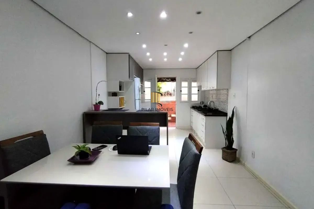 Sobrado com suíte, piscina e espaço gourmet no Jardim Sabará