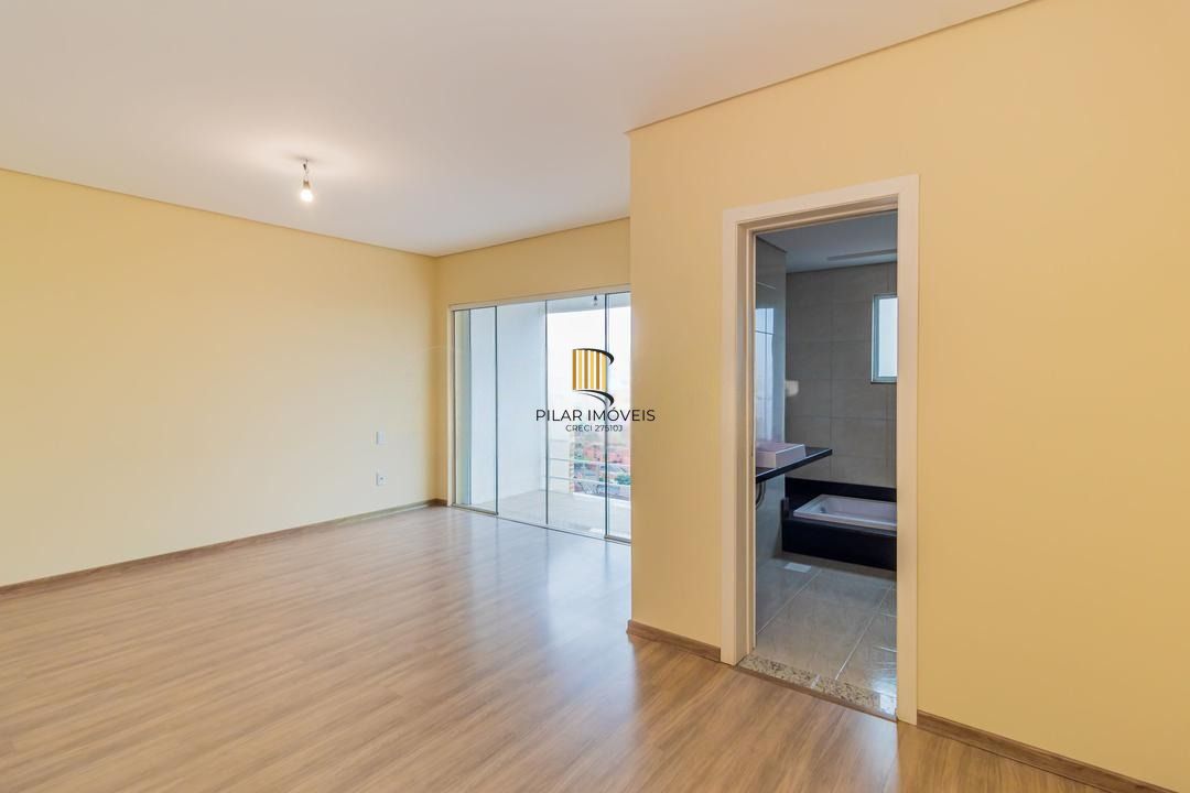 Casa com 3 dormitórios, suíte, lavabo e amplo pátio.