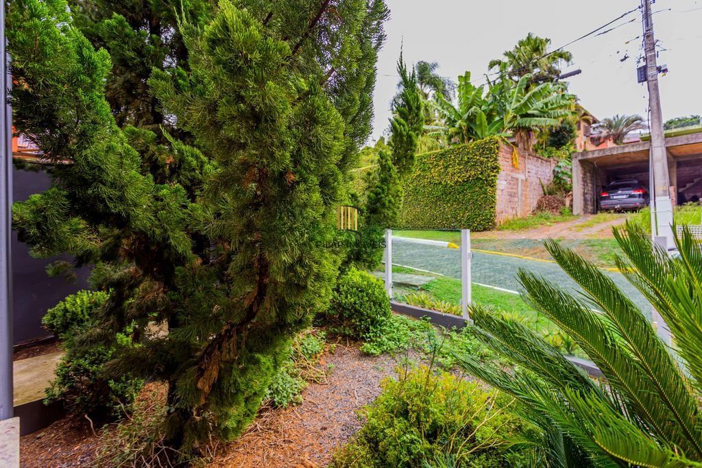Casa em Condomínio com 3 dormitórios, suíte e 2 vagas cobertas.