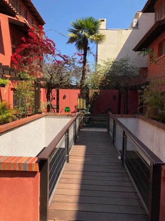 Belíssima casa em Condomínio com 3 dorm - próximo ao Iguatemi