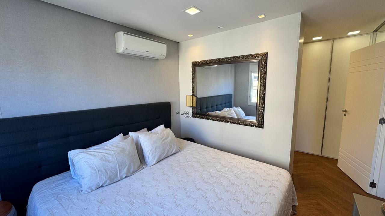 Amplo apartamento com 3 suítes, lavabo, lareira e 2 vagas individuais.