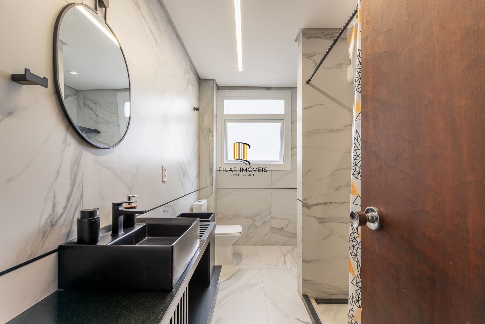 Apartamento com 295m² e 3 dormitórios, 1 suíte, 2 vagas individuais, no bairro Independência