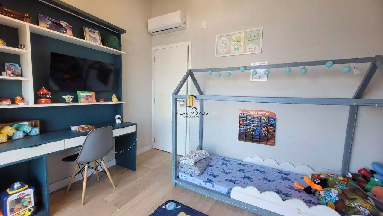 Casa em condomínio com 3 dormitórios, suíte e 2 vagas.