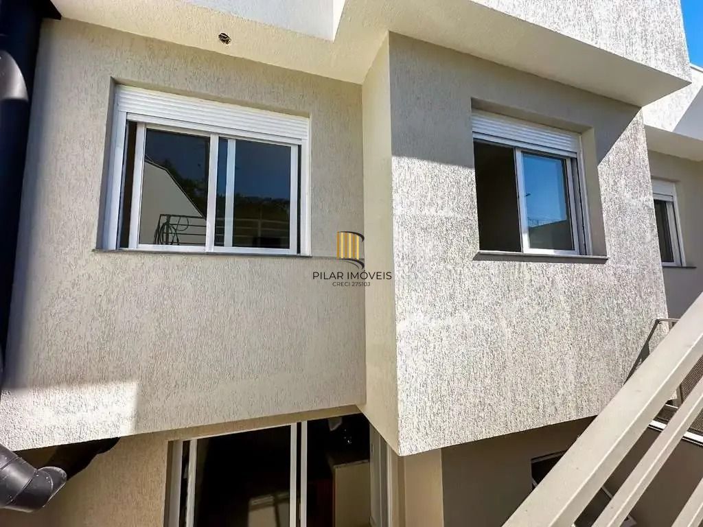 Casa com 3 dormitórios, suíte, churrasqueira, lareira e 2 vagas de garagem.