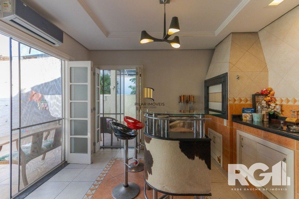 Casa em Condomínio com 3 Suítes, Espaço Gourmet e 5 Vagas de Garagem