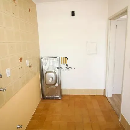 Apartamento com 2 dormitórios, banheiro auxiliar e 2 vagas cobertas.