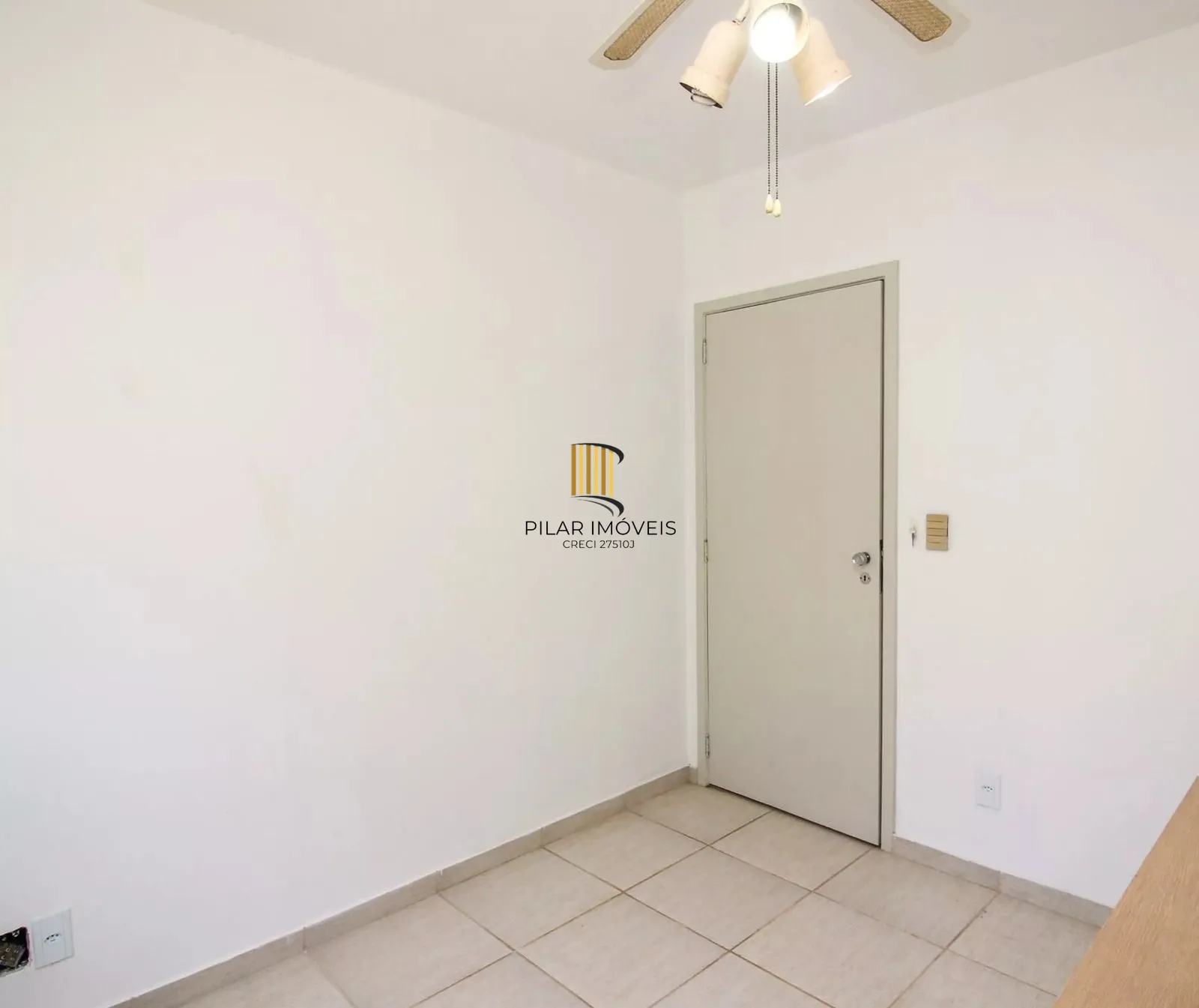 Apartamento com 2 dormitórios, banheiro auxiliar e 2 vagas cobertas.