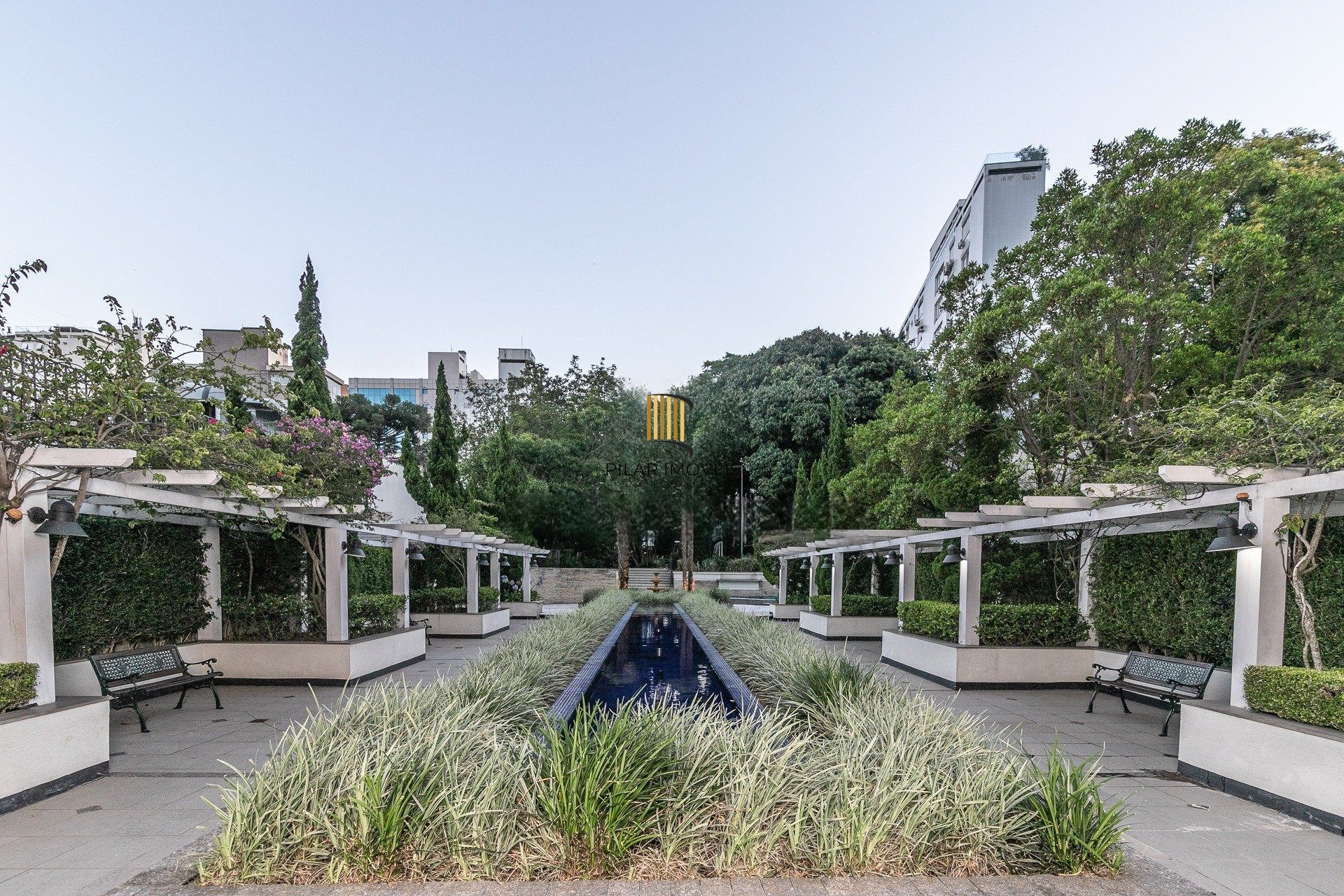 Com 169m² privativos, 03 suítes, 2 vagas na Rua Marques o Pombal- Moinhos de Vento