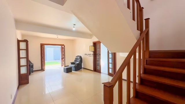 Casa térrea com 3 dormitórios, piscina, espaço gourmet com churrasqueira.