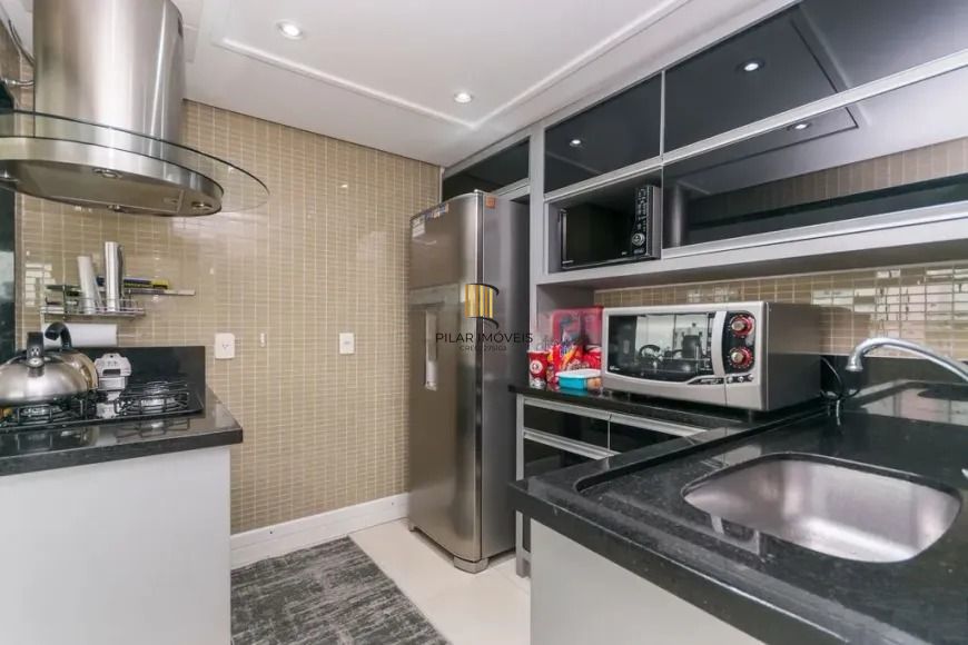 Cobertura com 3 dormitórios, suíte e 2 vagas.