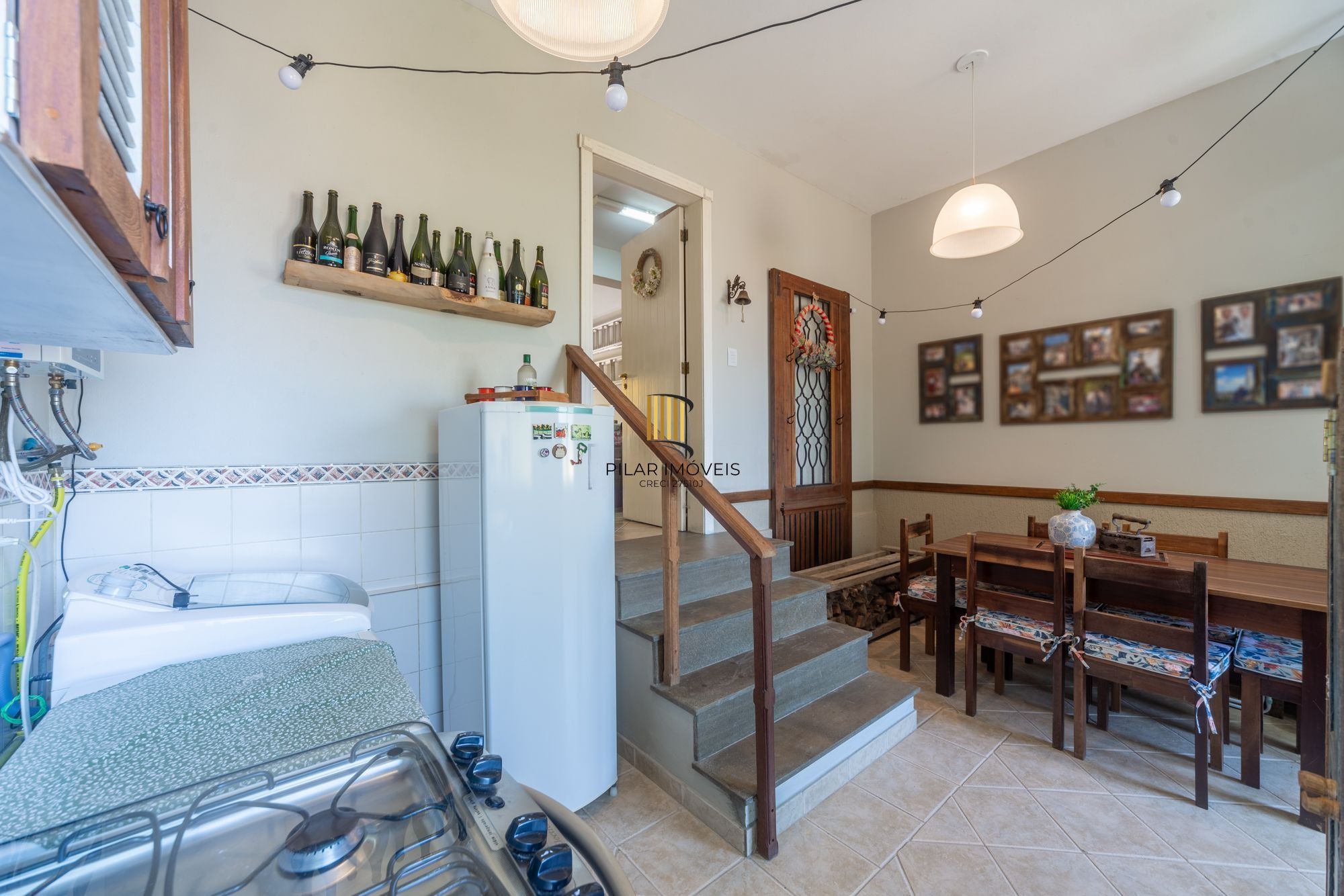 Casa térrea com 4 dormitórios, 2 suítes e 3 vagas.