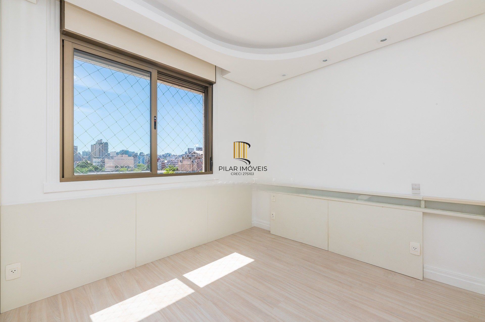 Com 169m² privativos, 03 suítes, 2 vagas na Rua Marques o Pombal- Moinhos de Vento