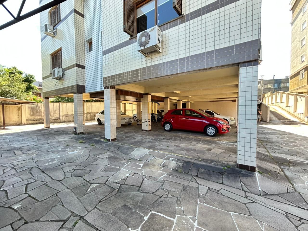 Apartamento de 2 dormitórios, suíte, sacada com churrasqueira e vaga coberta.